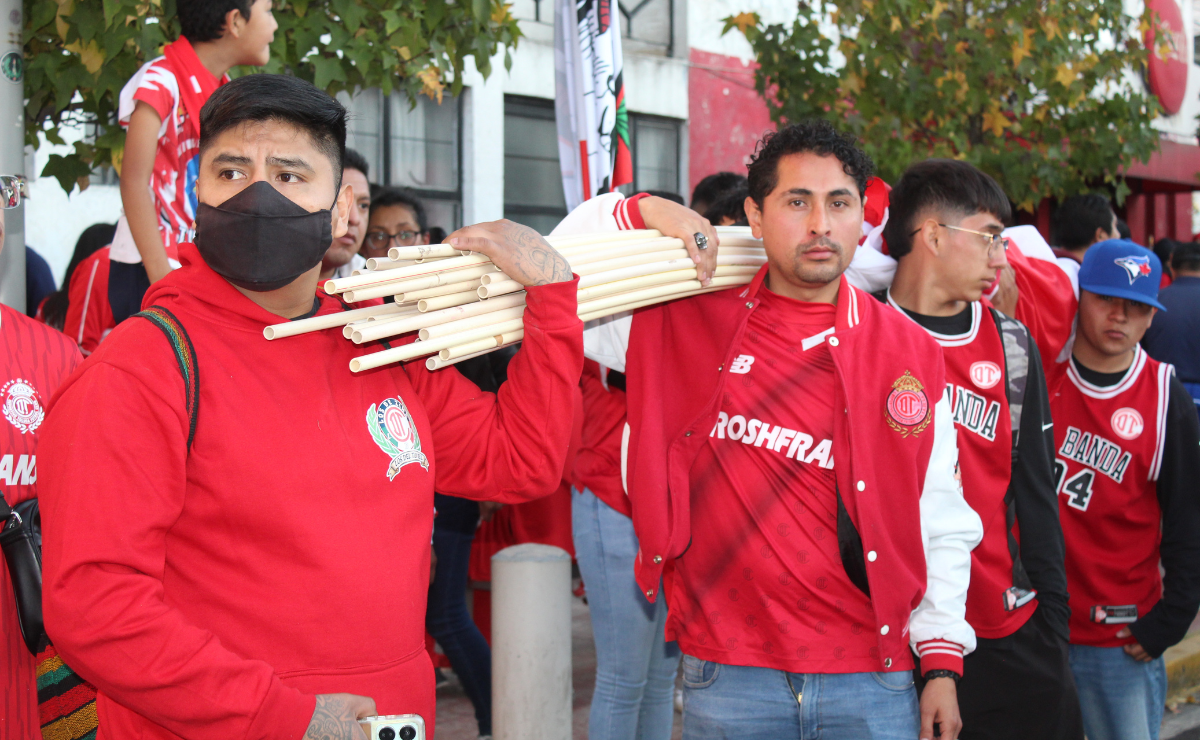 Los Diablos Rojos saltan a la cancha del Nemesio Diez para enfrentar a los Rayados de Monterrey. Foto: Karen Aldama