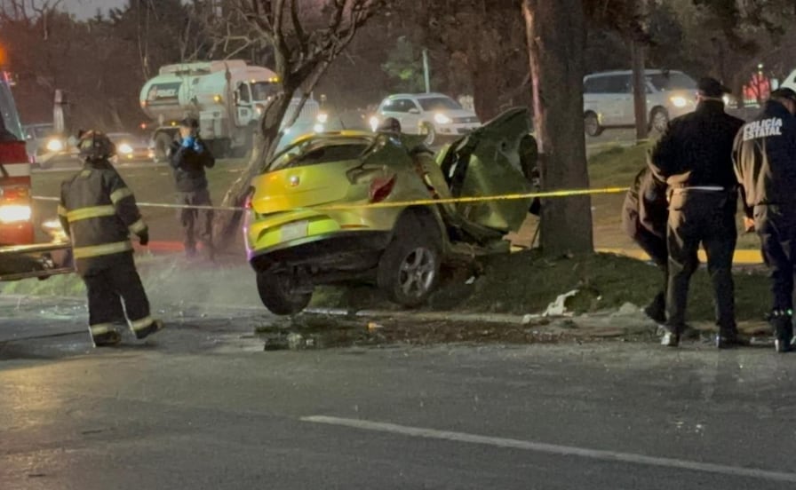 Impacto de vehículo en laterales de Paseo Tollocan deja a dos personas sin vida