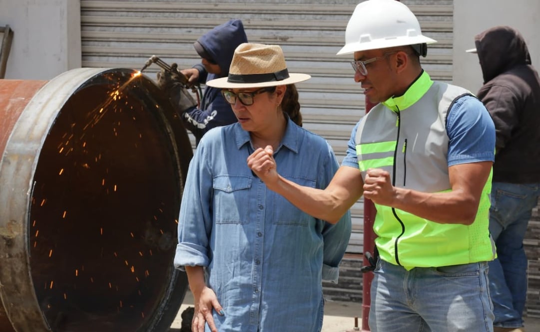 La alcaldesa Azucena Cisneros Coss inspecciona los trabajos de rehabilitación hídrica sobre la avenida Cegor. Foto Especial