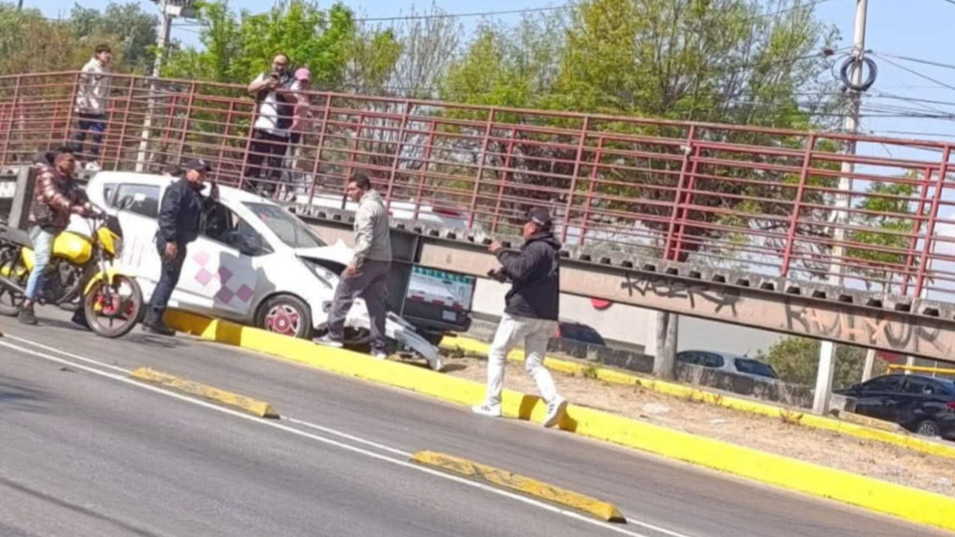 Taxi se estrella contra el carril del Mexibús en Tultitlán; hay un ...