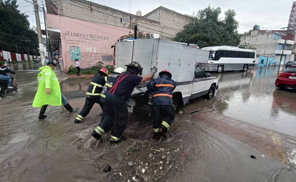 Elementos del Heroico Cuerpo de Bomberos de Tlalnepantla acudieron de inmediato para auxiliar a la ciudadanía afectada. Foto Especial