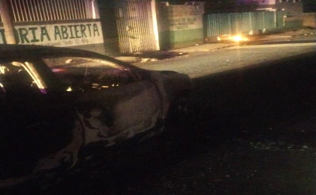 Los sospechosos viajaban en un vehículo que fue incendiado por los pobladores para lincharlos. Foto: Especial