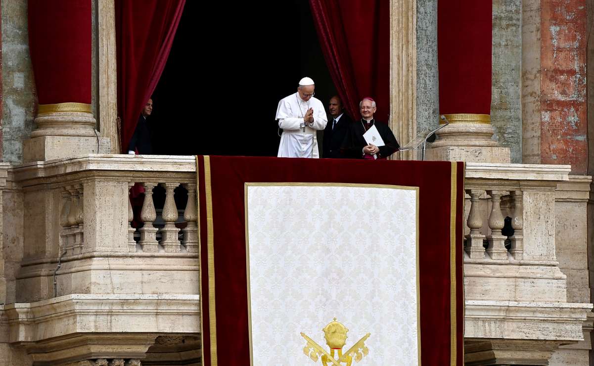 El Papa León XIV (C) dirige el rezo del Regina Caeli desde la logia central de la Basílica de San Pedro, en la Ciudad del Vaticano, el 11 de mayo de 2025. Foto: EFE