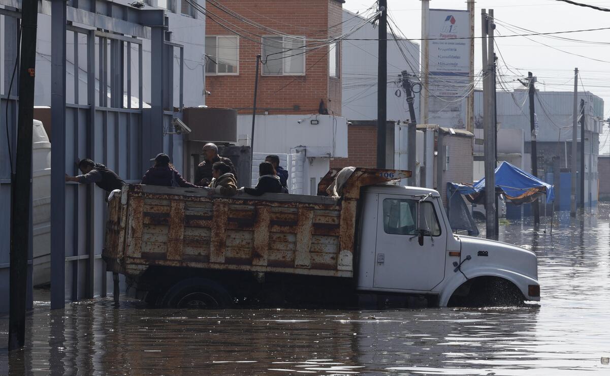 Para ingresar a las naves los trabajadores viajan a bordo de las cajas de vehículos pesados / Foto Arturo Hernández