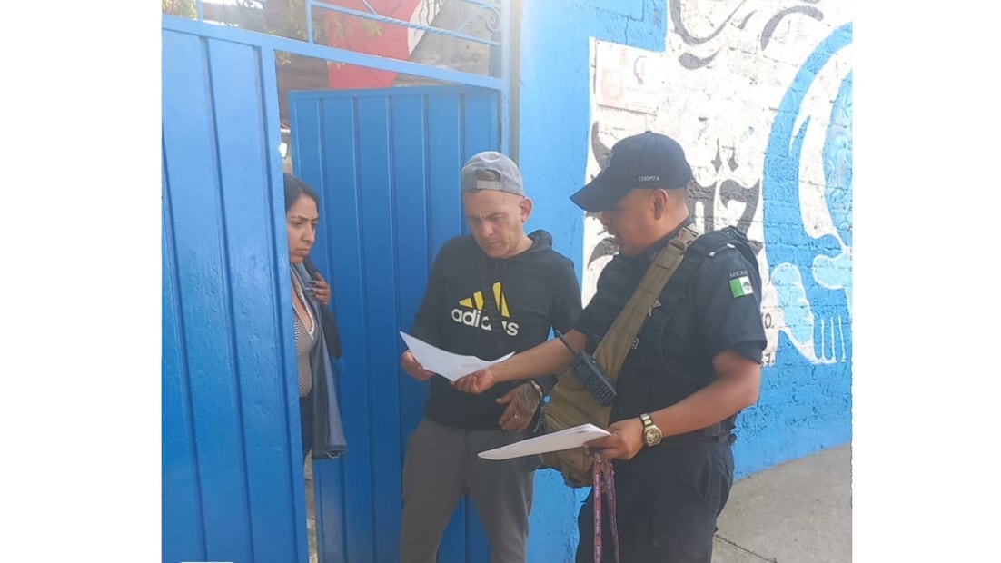 Elementos de la CGSC Izcalli pegan boletines de búsqueda en patrullas y unidades de seguridad para que la población apoye con datos que permitan localizar a Jeshua. Foto Especial