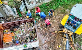 Grupo Tláloc saca 25 toneladas de basura y llantas de la presa El Ángulo en Cuautitlán Izcalli