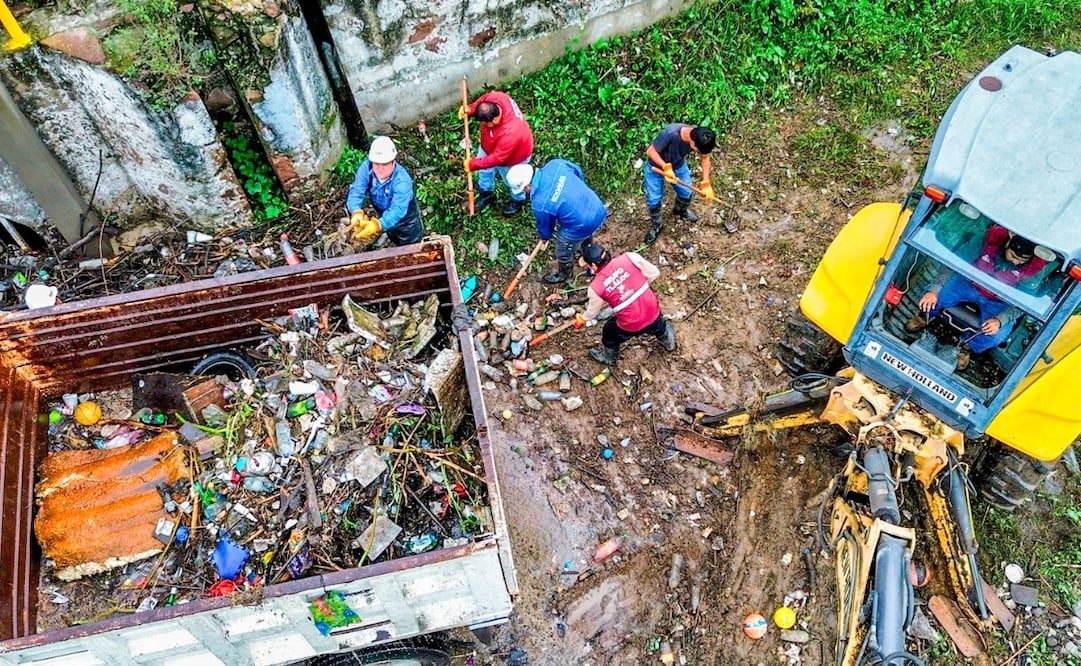 Equipos de bombeo especializados operando en las inmediaciones de la Unidad Habitacional Niños Héroes. Foto Especial