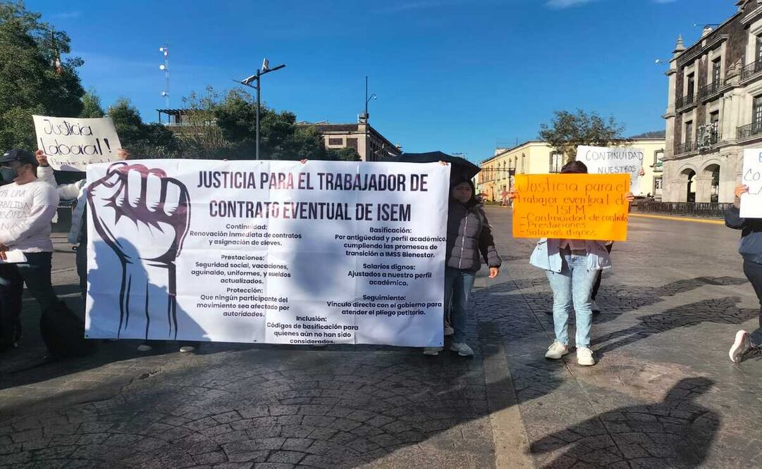 Bloquean trabajadores médicos la Avenida Lerdo de Tejada en Palacio de Toluca para protestar. Foto: Macrina Vázquez