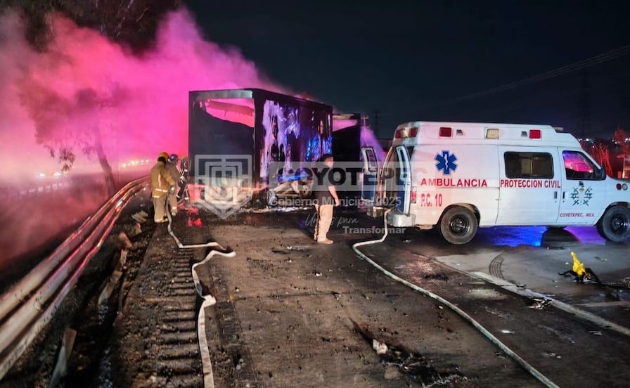 Tráiler impacta con otra unidad y se incendia en la autopista México-Querétaro