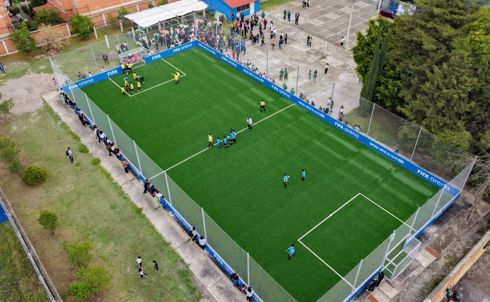 Con 800 metros cuadrados de pasto sintético de alta calidad y drenaje especializado, la nueva cancha se ubica en la escuela primaria Octavio Paz. Foto Especial