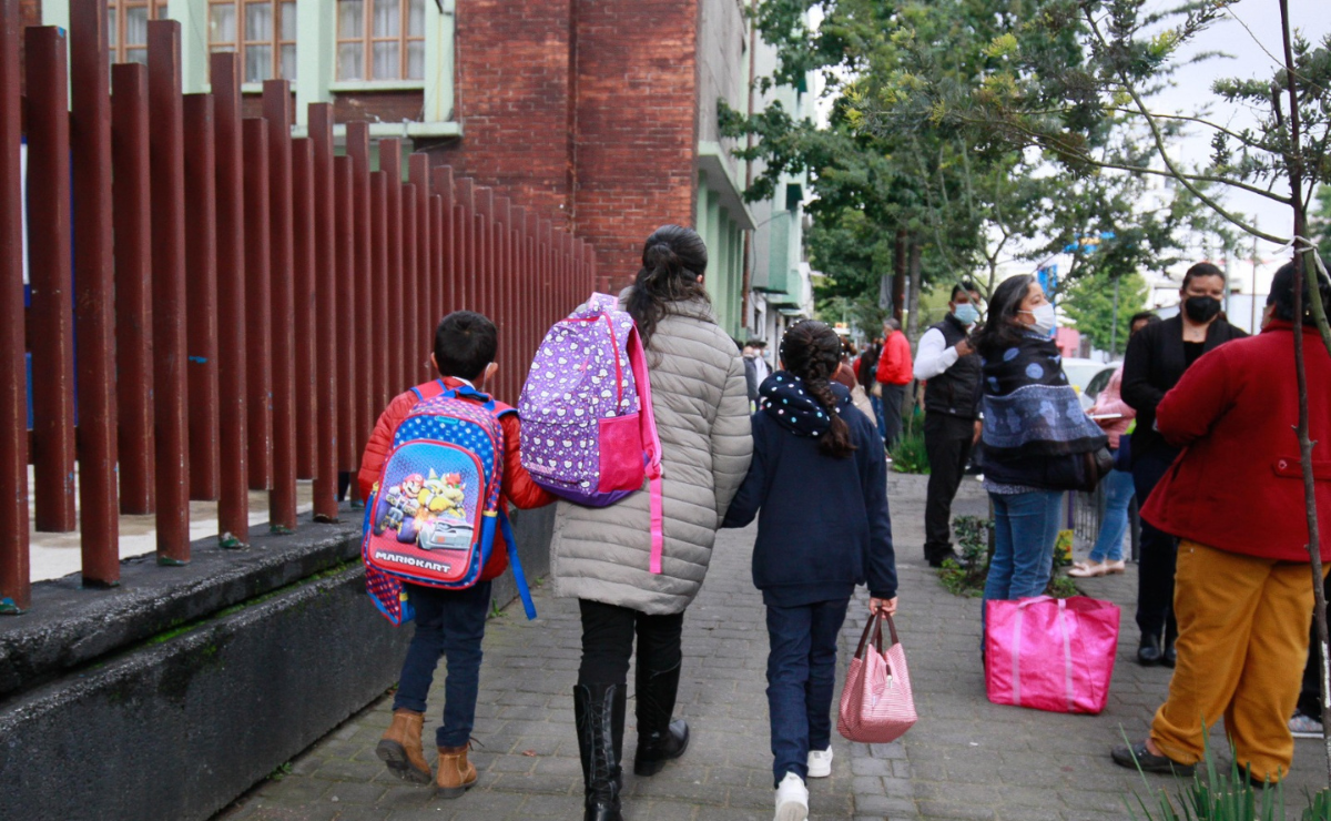 El “Operativo Mochila” se está contemplado que se aplique en 30 escuelas más. Foto: Alejando Vargas / El Universal Estado de México