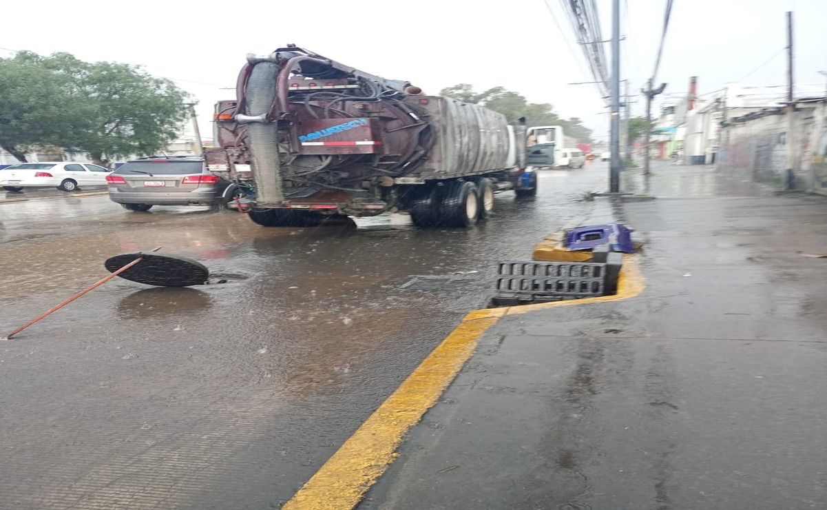 Se hace limpieza de drenaje / Foto: Especial