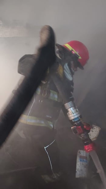 Los elementos de Protección Civil maniobraron para que el fuego no se propagara a otras viviendas. Foto. Especial.