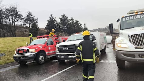 Vuelca pipa y reportan fuga de gas en la Toluca-Atlacomulco