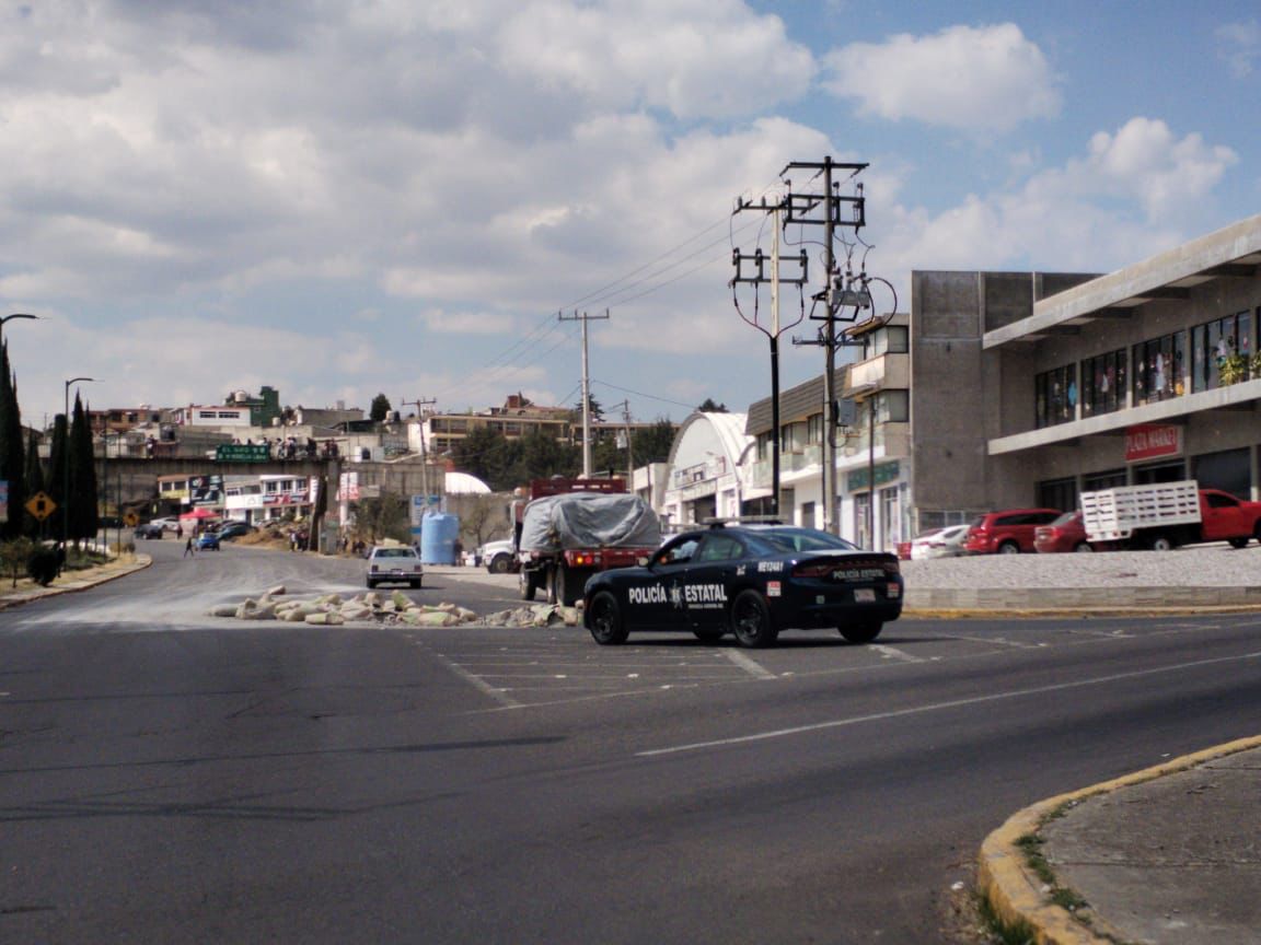 ¡Alerta vial en Atlacomulco! Volcadura de camión de cemento genera tráfico lento