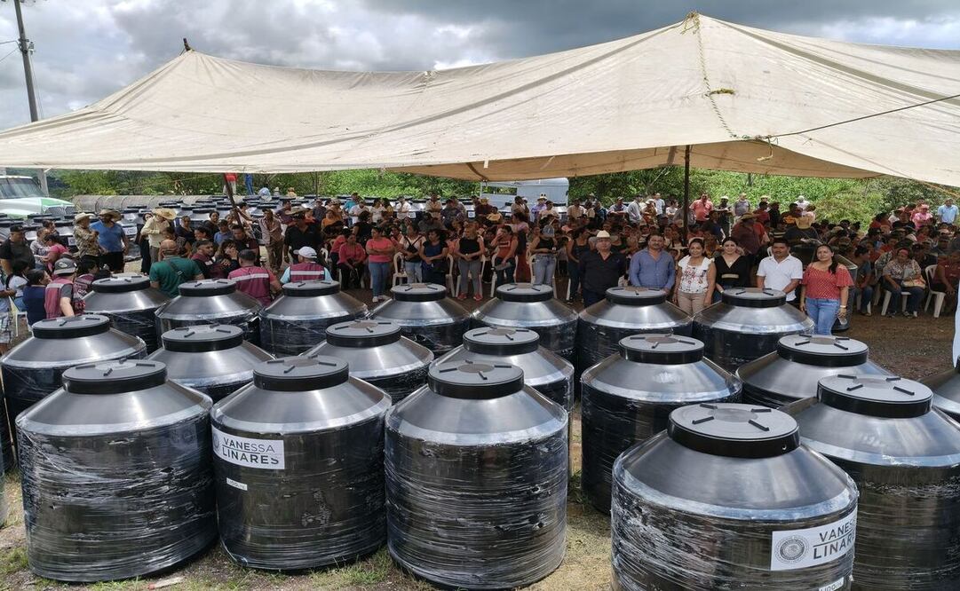La diputada Vanessa Linares Zetina entrego mil tinacos a habitantes de las comunidades de San Simón Zozocoltepec y Cerro del Campo en Amatepec. Foto: Especial