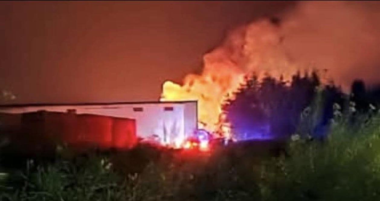 La explosión ocurrió en una bodega sobre el libramiento de Atlautla, generando una columna de humo visible desde los municipios vecinos. Foto Especial