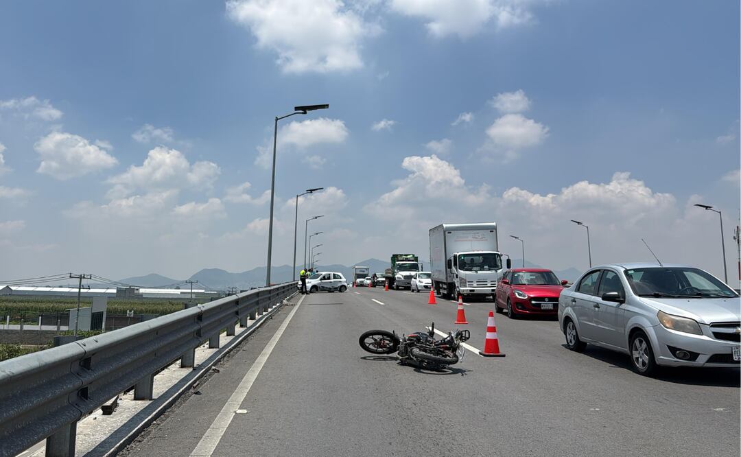 Tragedia en la carretera al AIFA: Un motociclista perdió la vida tras un choque múltiple y una caída de 10 metros en Tonanitla. Foto: Especial