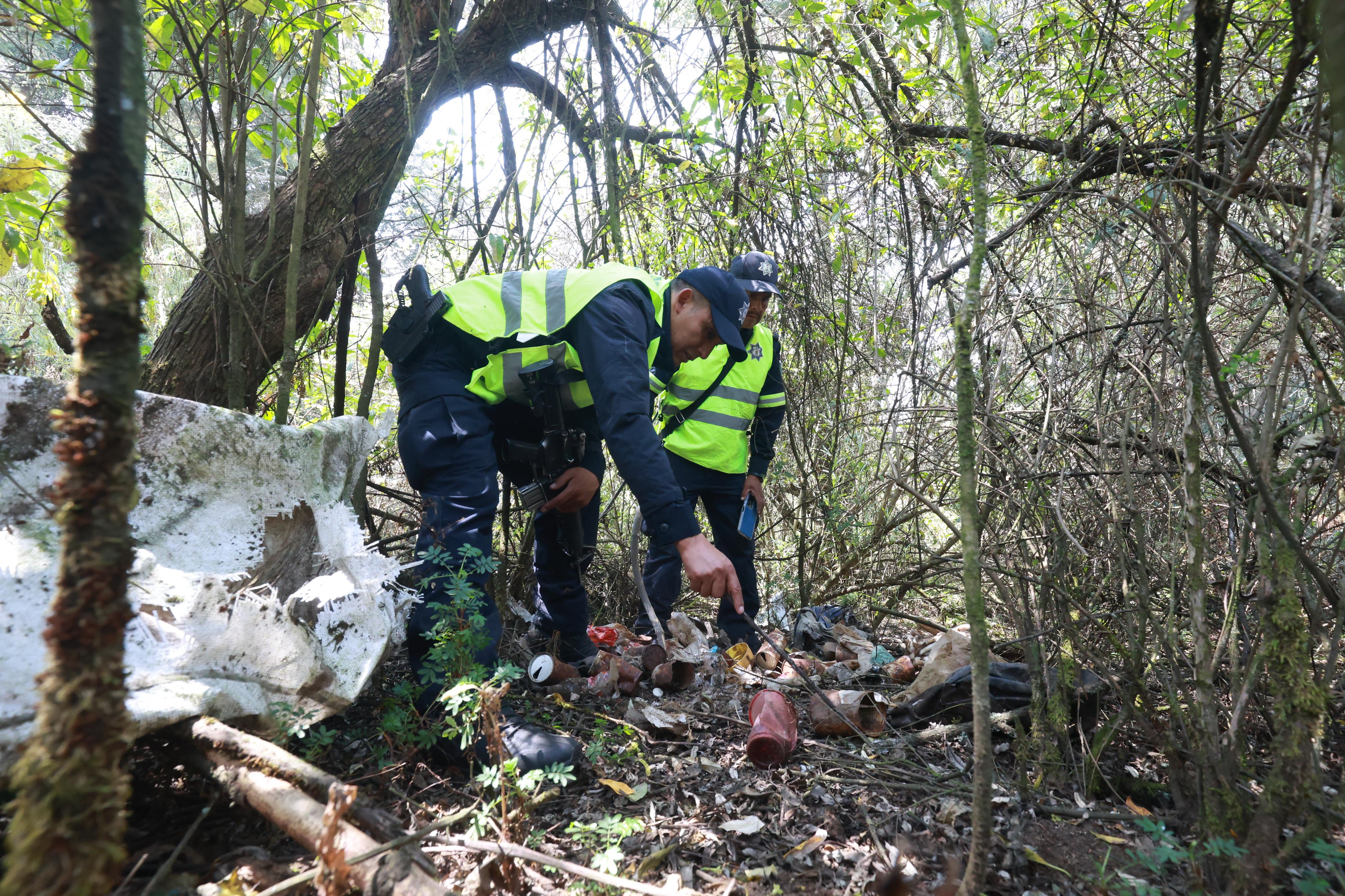 Las búsquedas se realizan con palas, machetes y varillas, ya que no se encuentran cuerpos enterrados profundamente. Foto Alejandro Vargas