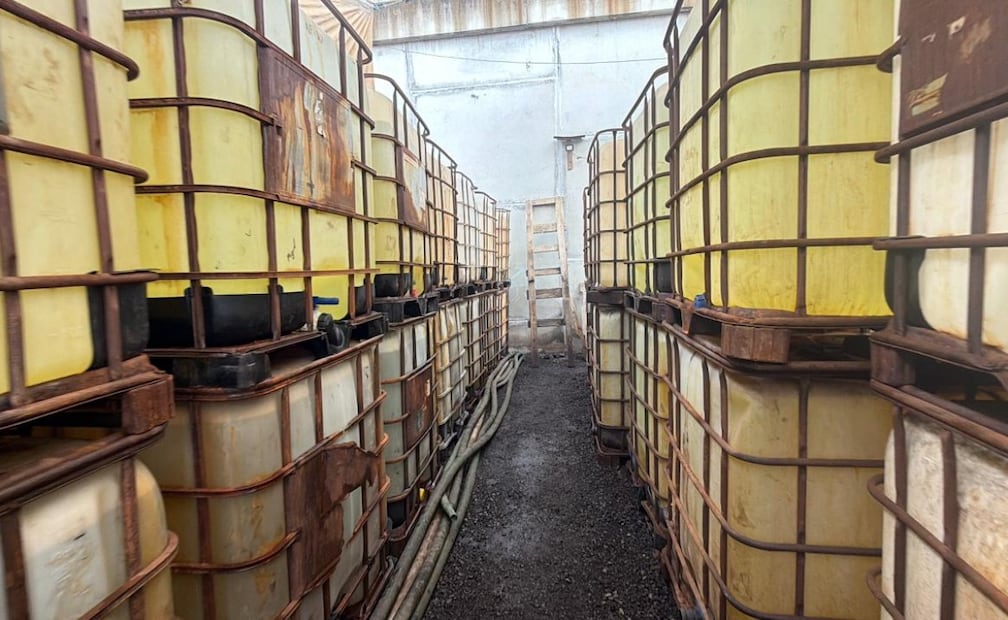Autoridades localizaron al menos 30 contenedores de hipoclorito utilizados para la fabricación ilegal de cloro. Foto Especial