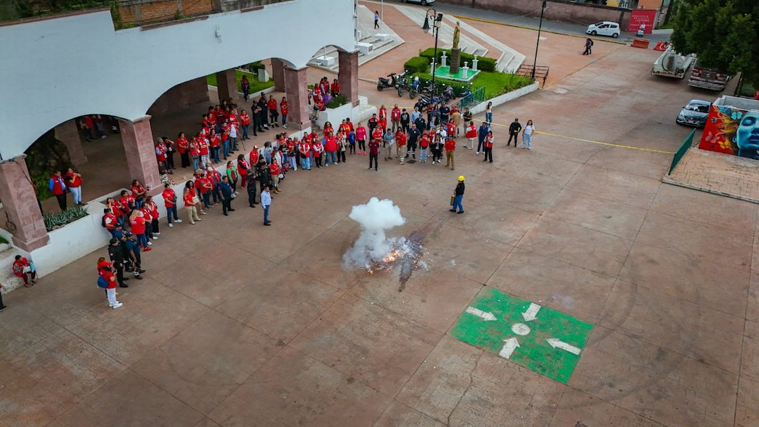 Integrantes de Protección Civil y Bomberos de Coacalco participaron en el curso de prevención para reforzar sus conocimientos sobre pirotecnia. Foto especial