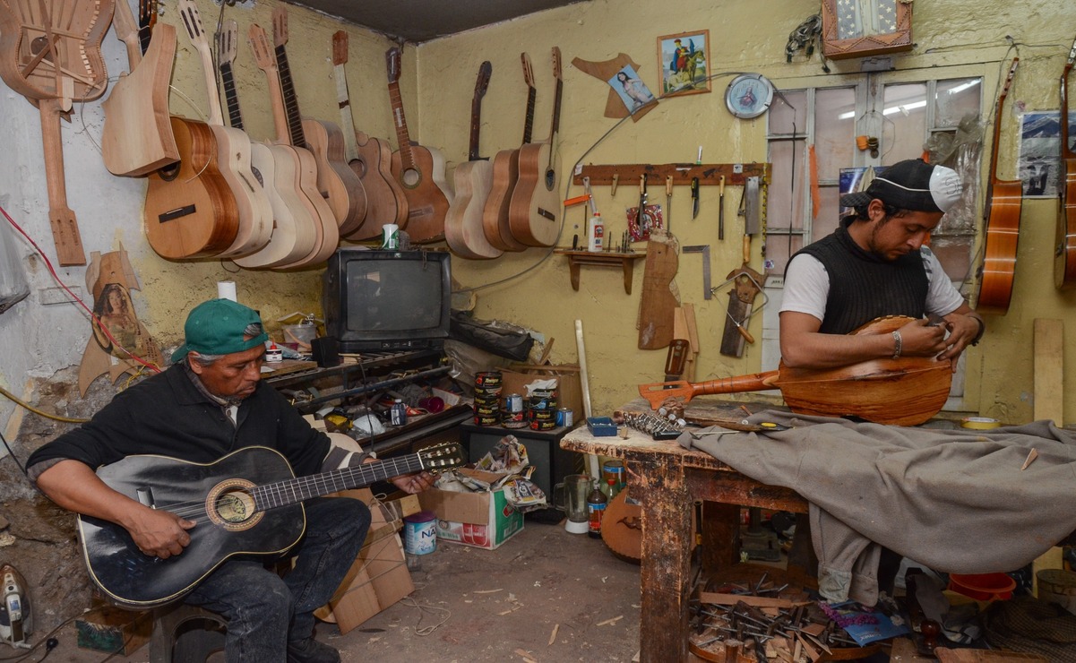 En su taller de la delegación Capultitlán, José Luis Araujo continúa creando y reparando instrumentos musicales / Foto Arturo Hernández