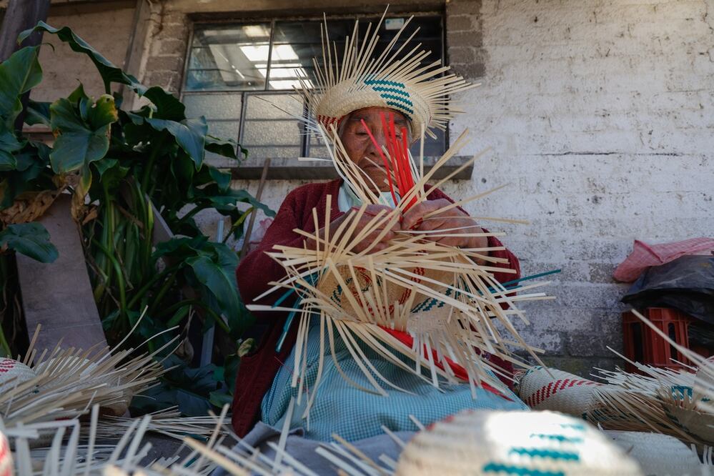 En San Cristóbal Huichochitlán, se conserva el tejido de sombreros de palma "estilo jarocho" / Foto Arturo Hernández