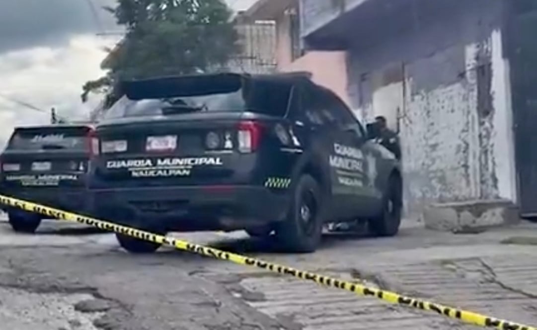 Elementos de la Guardia Municipal de Naucalpan resguardaron el perímetro en la colonia Valle Dorado tras confirmarse el deceso. Foto Especial