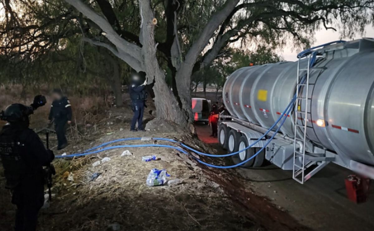 Elementos de seguridad aseguran vehículos y equipo utilizado por presuntos ladrones de combustible en Acolman. Foto: Especial