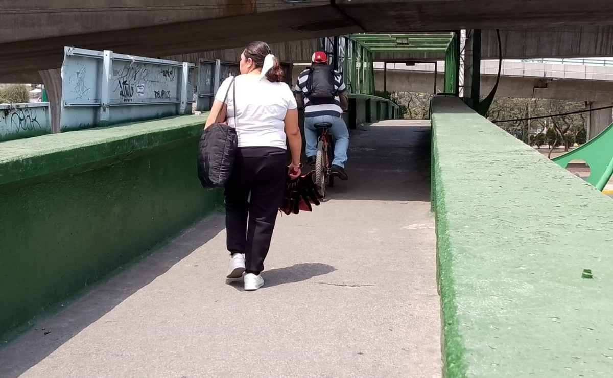 Puente peatonal de Naucalpan siendo equipado con cámaras de videovigilancia como parte del programa de rescate. Foto: Rebeca Jiménez