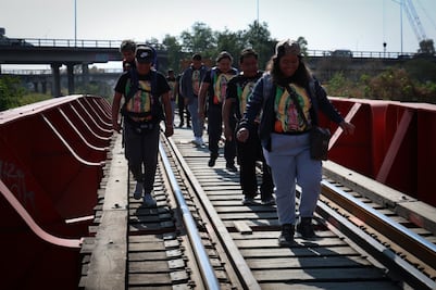 Fe guadalupana mueve a miles por rieles del tren en Nezahualcóyotl