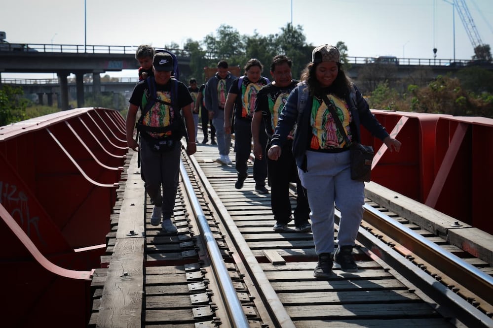 El paso peatonal en Nezahualcóyotl, a la altura de la colonia El Sol, fue cerrado por la construcción de un nuevo puente vehicular, obligando a los devotos a salir de las vías. Foto Luis Camacho / El Universal