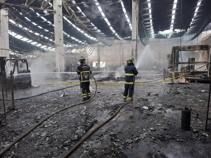 Incendio consume empresa de colchones en Cuautitlán Izcalli durante la madrugada