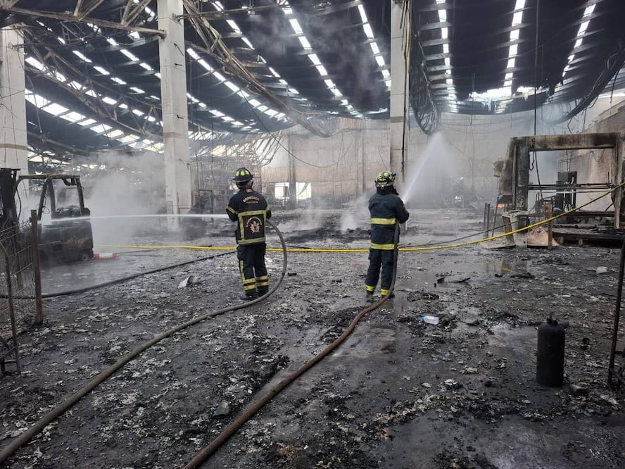 Autoridades de Tepotzotlán informaron que el apoyo inició alrededor de las 03:00 de la madrugada con una pipa equipada con bomba y tres bomberos. Foto: especial