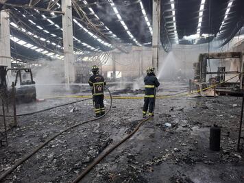 Incendio consume empresa de colchones en Cuautitlán Izcalli durante la madrugada