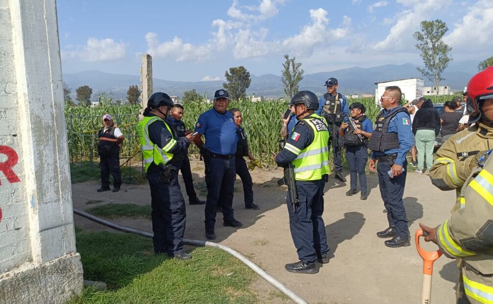 Elementos de seguridad y rescate acordonaron el predio en San Mateo Cuautzingo tras la explosión en el área de elaboración Foto Especial