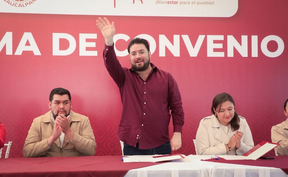 Isaac Montoya (Naucalpan) y Nancy Núñez (Azcapotzalco) firman acuerdo para rescatar las zonas limítrofes entre el Edomex y la CDMX. Foto Especial