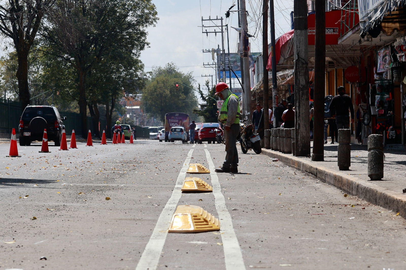 La labor en dicho tramo es el balizado horizontal que divide los carriles y cajones de estacionamiento. Foto Alejandro Vargas