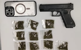 Cae pareja en moto con 44 dosis de marihuana y arma de juguete en Tlalnepantla
