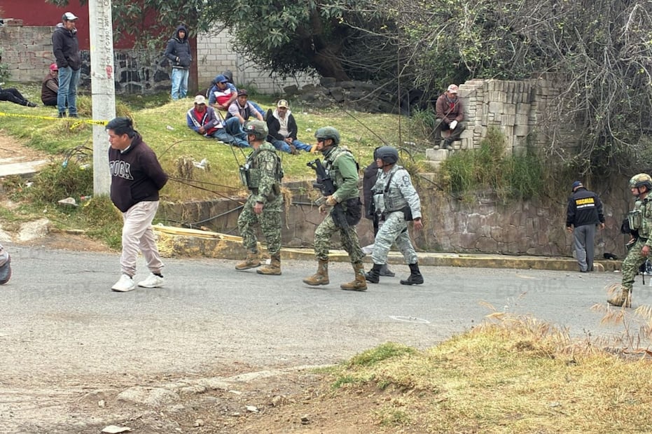 Dos de los siete policías heridos de bala fueron trasladados de urgencia; se reportan fuera de peligro. Foto Alejandro Vargas / El Universal Edomex