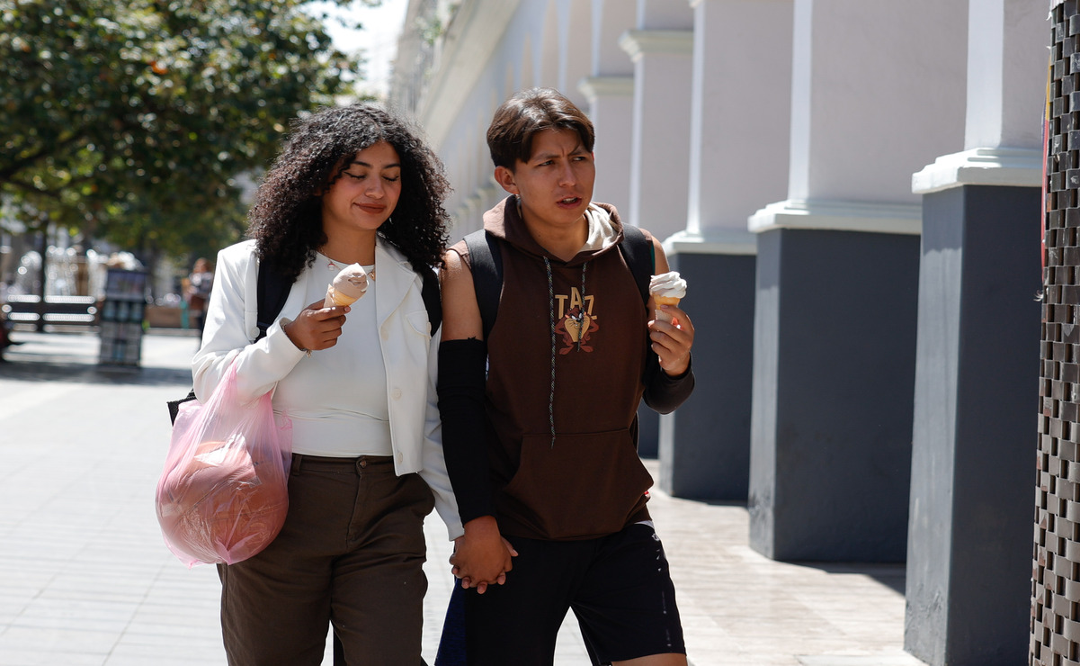 Ante las altas temperaturas, los mexiquenses han tomado medidas para protegerse del calor y refrescarse. Foto: Arturo Hernández / El Universal Estado de  México
