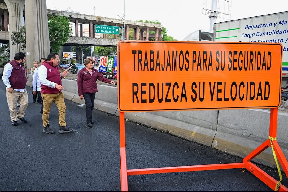 La gobernadora Delfina Gómez, acompañada de Isaac Montoya y Juan Hugo de la Rosa, inspecciona la maquinaria en Periférico Norte. Foto Especial