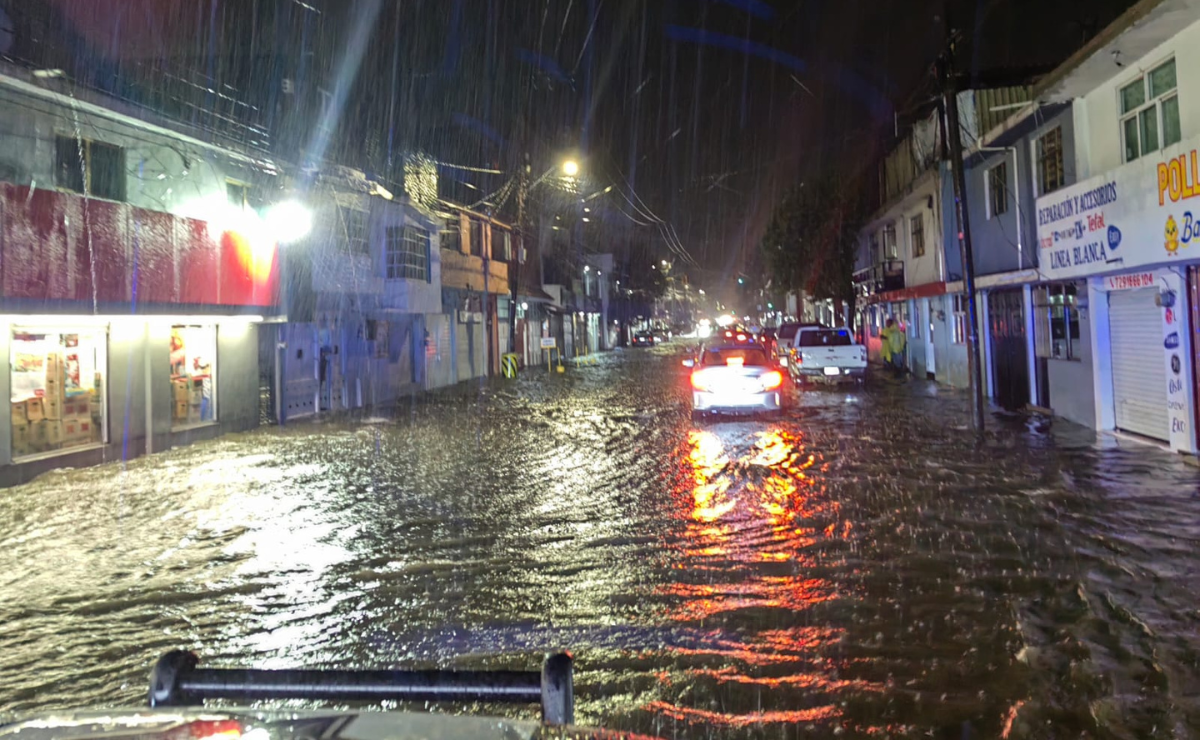 Bomberos de Toluca trabajan en desalojo de agua tras intensa lluvia. Foto: Especial