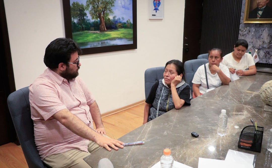 El presidente municipal de Naucalpan, Isaac Montoya Márquez, encabezó la entrega de apoyos económicos directos a las familias afectadas por el temporal. Foto Especial
