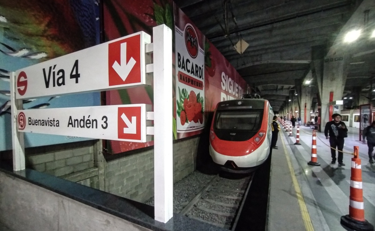 Los viajeros esperan ansiosos la inauguración del Tren Suburbano al AIFA. Foto: Gabriel Pano