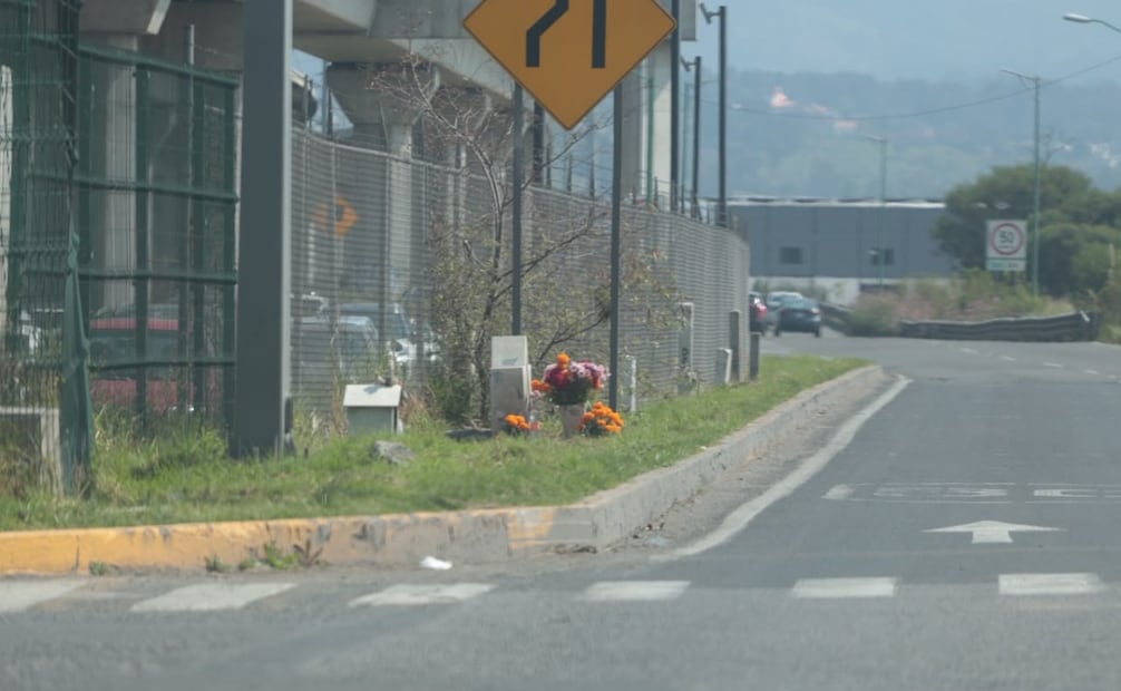 Flores de cempasúchil y veladoras forman parte de los homenajes a quienes murieron de manera trágica o repentina. Foto Alejandro Vargas / El Universal