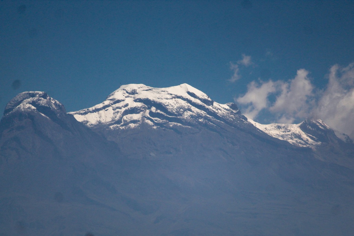 Los volcanes Iztaccíhuatl y Popocatépetl vestidos de blanco.