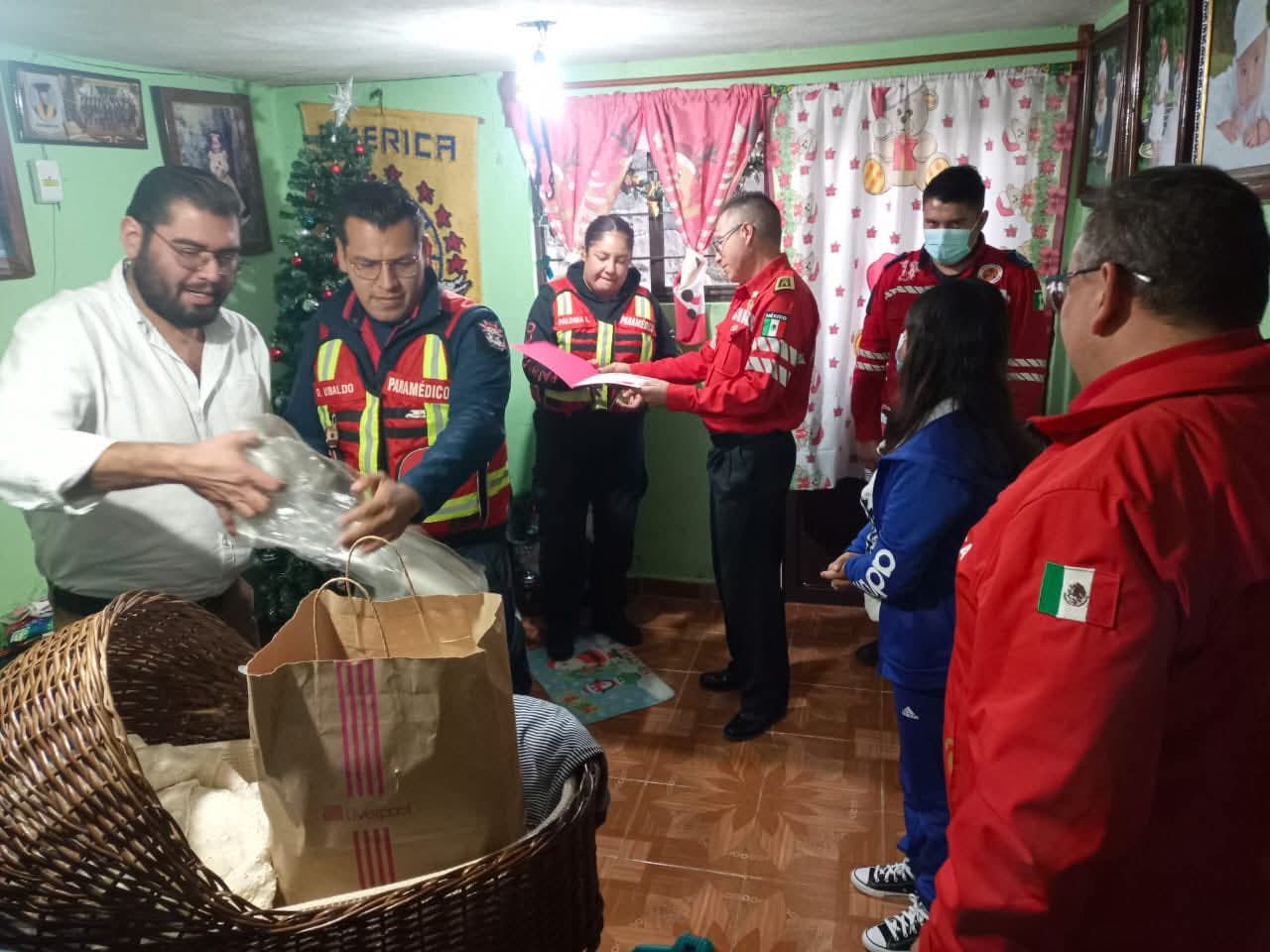 Gracias a la pronta y segura intervención del equipo de paramédicos, el nacimiento en el área de Patio Toluca transcurrió sin complicaciones para la madre y el bebé. Foto Especial