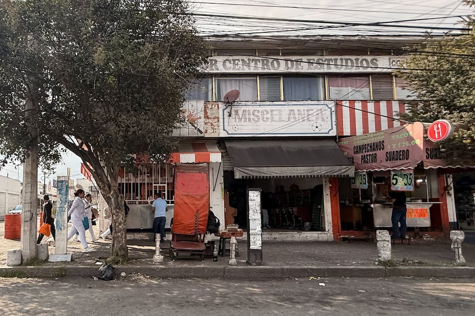 A pesar de las cámaras de videovigilancia en la zona, sujetos con vestimenta táctica operan diariamente a las 14:00 horas sin ser detenidos. Foto Alejandro Vargas / El Universal