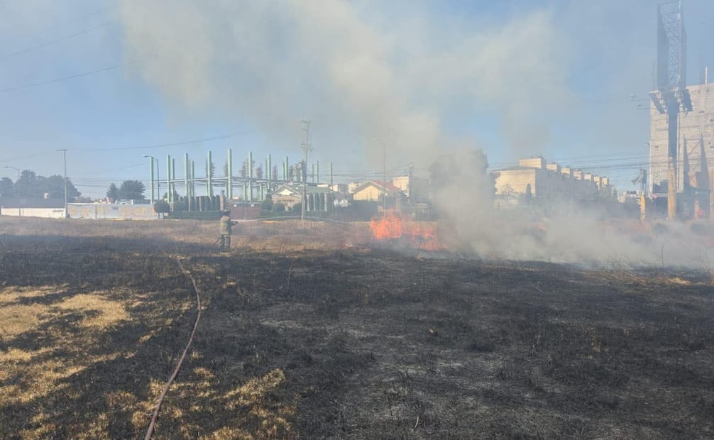 Elementos del cuerpo de bomberos de Metepec realizan labores de enfriamiento en San Miguel Totocuitlapilco. Foto Especial